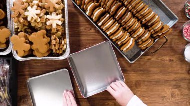 Düz yatıyordu. Sevimli ev yapımı zencefilli kurabiye ve şekerli kurabiye, bol çikolataya batırılmış, dekoratif Noel kutusuna yerleştirilmiş mevsimlik hediyeler için mükemmel..