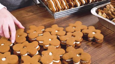 Zencefilli kurabiye sandviçi ve yumurta likörlü tereyağı. Noel hediyesi olarak sade bir ahşap masada sunuluyor..