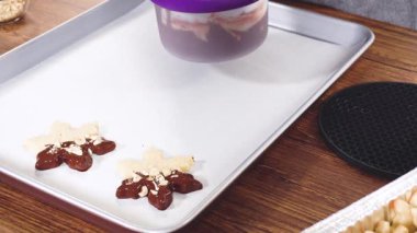 Yıldız şeklinde kurabiyeler hazırlıyorum, çikolataya yarı daldırılmış, bayram için naneli çikolata parçacıkları ile aksanlı..