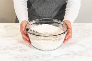 Klasik Kızıl Zencefilli Çörek Hamuru için hazırlanmış un ve sıcak baharat içeren kuru malzemelerle karıştırma kabı. Bu karışım son hamura derinlik ve sıcaklık katacak..