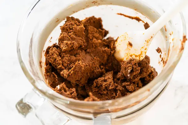 Karışık Çikolatalı Zencefilli Kurabiye Hamuru, kalın ve zengin, şekillendirmeye hazır. Hamur, derin çikolata ve sıcak baharatı bir araya getiriyor. Tatil pişirmek için mükemmel..