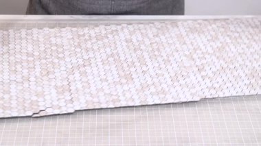 Kabuk soyma ve köpük tahtaya mozaik fayanslar yapıştırma sürecinde, yemek fotoğrafçılığı stüdyolarını estetik olarak geliştirmek için mükemmel..