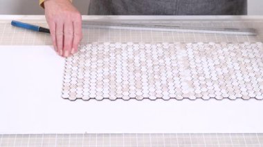 Kabuk soyma ve köpük tahtaya mozaik fayanslar yapıştırma sürecinde, yemek fotoğrafçılığı stüdyolarını estetik olarak geliştirmek için mükemmel..