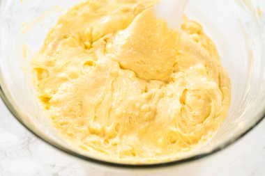 Bir çırpma makinesiyle, ölçülen malzemeler bir araya gelir. Pasta hamurunu bu lezzetli keke hazırlamak için ustalıkla karıştırılır..