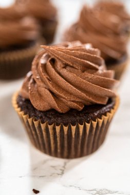 Çikolatalı kremanın zarif kıvrımları her çikolatalı kekin üzerine titizlikle konur ve karşı konulmaz bir ziyafet yaratır..