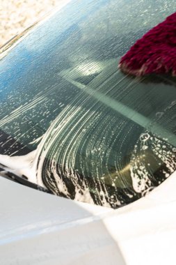 Banliyö yolunda elektrikli bir arabayı etkin bir şekilde temizlemek, eko-bilinci pratiklikle birleştirmek..