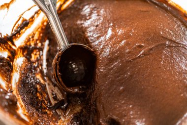 Bu işlem, zengin hamuru dikkatlice kek tepsisine koymayı içeriyor..