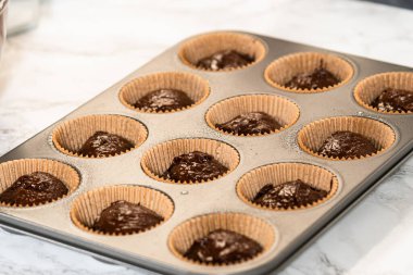 Bu işlem, zengin hamuru dikkatlice kek tepsisine koymayı içeriyor..