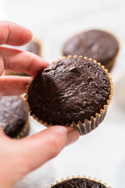 Taze pişmiş çikolatalı kekler, zengin ve kadife çikolatalı dondurmanın cömert bir kaplamasını beklerken enfes bir dönüşüm için hazırlanıyorlar..