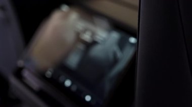 Denver, Colorado, ABD-5 Mayıs 2024-Bu görüntü Tesla Siber Kamyonu 'nun gelişmiş arka koltuk ekran arayüzünü yakalıyor, son teknoloji ve kullanıcı dostu araçları vurguluyor.