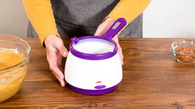 Karamelli, lezzetli bir zencefilli kek pişirmek için kek tepsisini yağlarken dikkatli ol..