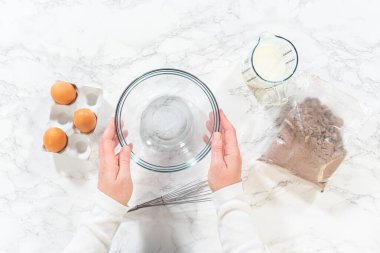 Düz yatıyordu. Ağız sulandıran çikolatalı kekler yapma sürecinde ilk adım, mükemmel hamur makinesini yapmak için malzemeleri titizlikle karıştırmayı içerir..
