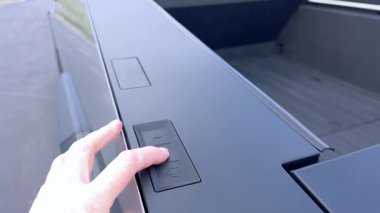 Denver, Colorado, ABD-5 Mayıs 2024 Tesla Siber Kamyonu 'nun yararını gösteren bu görüntü, geniş ve işlevsel tasarımını ön plana çıkaran ve banliyöde park etmiş araçları gösteriyor.