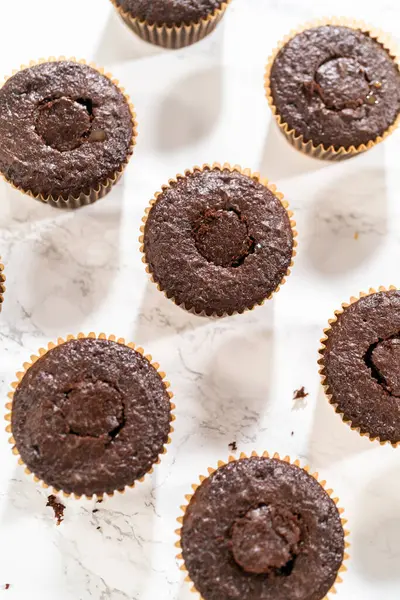 Her çikolatalı kek bol miktarda karamelli tatlı alır ve fazladan bir tat ve hoşgörü katar..