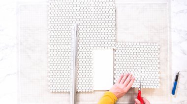 Düz yatıyordu. Kabuk soyma ve köpük tahtaya mozaik fayanslar yapıştırma sürecinde, yemek fotoğrafçılığı stüdyolarını estetik olarak geliştirmek için mükemmel..