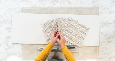 Kabuk soyma ve köpük tahtaya mozaik fayanslar yapıştırma sürecinde, yemek fotoğrafçılığı stüdyolarını estetik olarak geliştirmek için mükemmel..