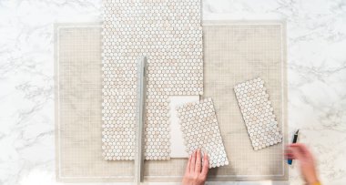 Kabuk soyma ve köpük tahtaya mozaik fayanslar yapıştırma sürecinde, yemek fotoğrafçılığı stüdyolarını estetik olarak geliştirmek için mükemmel..