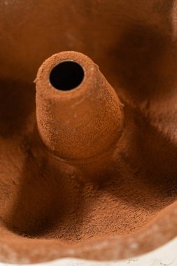 Bitkisel kısaltma ve kakao tozuyla kaplanmış bir Bundt tavası, Karamelli Zencefilli Bundt Pastası için pürüzsüz bir serbest bırakılmasını sağlıyor. Bu teknik yapışmayı önler ve derinlik katar.