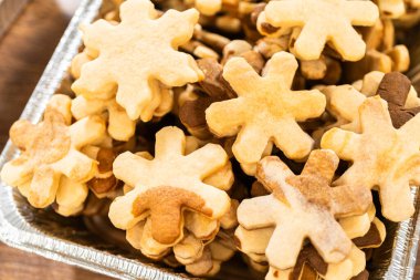 Süslenmemiş kar tanesi şekerli kurabiyelerin içinde kırsal bir cazibe Noel hediyesi olarak süslenmeye hazır..