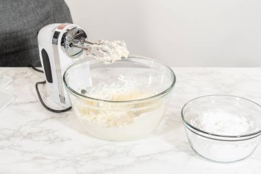 Dondurulmuş krem peyniri hazırlıyorum. Lezzetli balkabaklı kek..