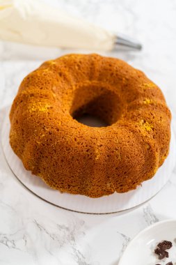 Balkabaklı kek krem peynirli krema ve çikolata yapraklı süsleme.