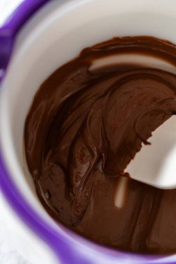 Balkabaklı keki süslemek için erimiş çikolatadan çikolata yaprağı yapıyorum..