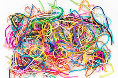 Düz yatıyordu. Beyaz bir masadaki renklere göre düzenlenmiş canlı bir kil boncuk koleksiyonu genç zanaatkarlara kendi eşsiz bileziklerini yapmaları için ilham vermeye hazır..