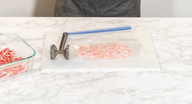 Castle Rock, Colorado, ABD-26 Kasım 2024-Ezme sürecinin ortasında şeker kamışları bir çekiç kullanarak kısmen bir torba içinde ezilmiş, cam bir kap ezilmemiş şeker ile