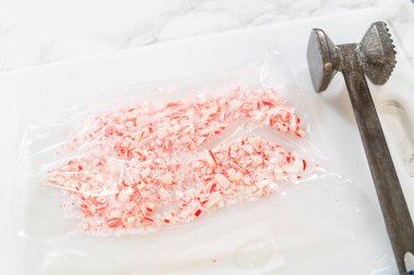 Castle Rock, Colorado, ABD-26 Kasım 2024-Etten yumuşatıcı ile ezildikten sonra plastik bir torbaya yayılan ezilmiş şeker kamışları canlı kırmızı ve beyaz parçalar için mükemmel.