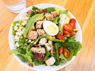 Kızarmış sebzeli tavuk, çıtır domuz pastırması, haşlanmış yumurta ve taze marullu vişneli domates.