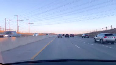 Denver, Colorado, ABD-26 Ocak 2024 sabah trafiğinde Denver 'ın banliyölerinden Denver' a uzanan bir otoyolda sıralanmıştır.