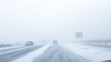Denver, Colorado, ABD-15 Ocak 2024 'te birçok araç kör edici kar yağışı ve kaygan hava koşullarıyla karşı karşıya kalırken fırtınanın görüş mesafesini ve karayolu sınırlarını azaltmasıyla eyaletler arası seyahat ediyor.