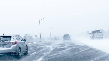 Denver, Colorado, ABD-15 Ocak 2024 'te birçok araç kör edici kar yağışı ve kaygan hava koşullarıyla karşı karşıya kalırken fırtınanın görüş mesafesini ve karayolu sınırlarını azaltmasıyla eyaletler arası seyahat ediyor.