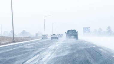 Denver, Colorado, ABD-15 Ocak 2024 'te birçok araç kör edici kar yağışı ve kaygan hava koşullarıyla karşı karşıya kalırken fırtınanın görüş mesafesini ve karayolu sınırlarını azaltmasıyla eyaletler arası seyahat ediyor.