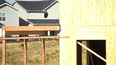 Denver, Colorado, ABD-1 Eylül 2023-kompleks ahşap iskelet inşa ediliyor. Tahta kirişler ve kirişler geometrik bir desen oluşturur.