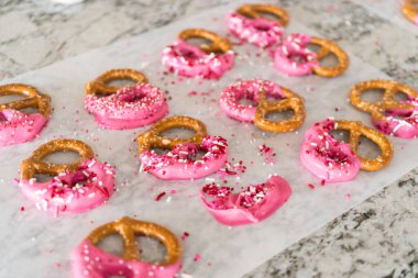 Taze daldırılmış ve hala ışıl ışıl parlayan bu gevrek krakerler sevgi dolu pembe çikolatalarla süslenmiş ve rengarenk serpiştirilmiş, duyular için bir ziyafet vaat ediyorlar..