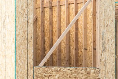 Denver, Colorado, ABD-1 Eylül 2023 - Banliyöde devam eden bir inşaat sahası, tek bir aile evinin çerçeve sahnesi.