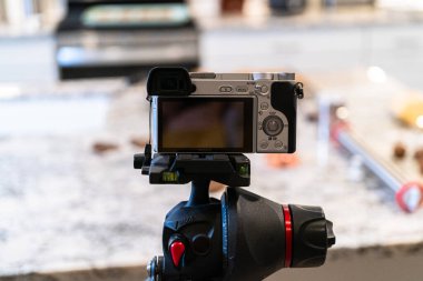 Pürüzsüz, modern bir mutfağa kurulmuş bir DSLR kamerası, vloglama için bir video tarifi yakalıyor..