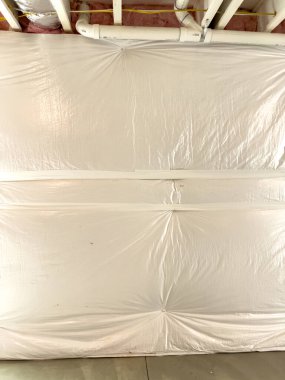 Castle Rock CO USA-May 04-2025 - Castle Rock, Colorado, ABD 'de 4 Mayıs 2025' te çekilen ve temiz tasarım, organize yapı ve doğal yapıya sahip modern bir iç mekan sahnelenen yayın