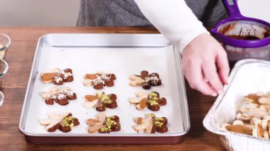 Yıldız şeklinde kurabiyeler hazırlıyorum, çikolataya yarı daldırılmış, bayram için naneli çikolata parçacıkları ile aksanlı..