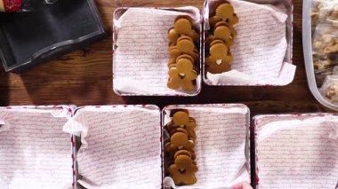 Düz yatıyordu. Sevimli ev yapımı zencefilli kurabiye ve şekerli kurabiye, bol çikolataya batırılmış, dekoratif Noel kutusuna yerleştirilmiş mevsimlik hediyeler için mükemmel..