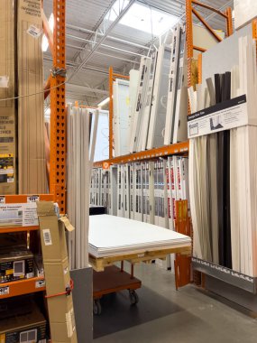 Parker, Colorado, ABD-27 Nisan 2025 - Çeşitli paneller ve kereste ürünleri bir perakende satış mağazasının vitrininde dikey olarak istiflenmiştir.