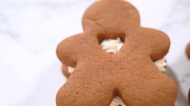 Yumurtalı tereyağlı zencefilli kurabiyeler dikkat çekiyor. Renkleri yumurta likörü kremasını nazik bir arkaplanda tamamlıyor. Bu şenlikli ziyafetler ev yapımı bir cazibe yayıyor..