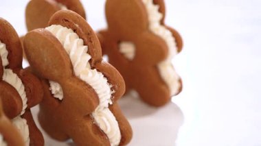 Yumurtalı tereyağlı zencefilli kurabiyeler dikkat çekiyor. Renkleri yumurta likörü kremasını nazik bir arkaplanda tamamlıyor. Bu şenlikli ziyafetler ev yapımı bir cazibe yayıyor..