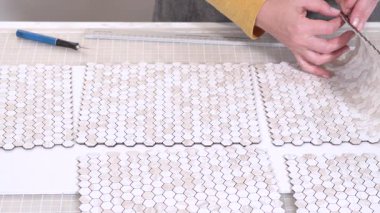 Kabuk soyma ve köpük tahtaya mozaik fayanslar yapıştırma sürecinde, yemek fotoğrafçılığı stüdyolarını estetik olarak geliştirmek için mükemmel..