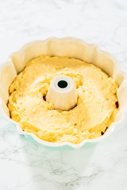 Kek tepsisini yağladıktan sonra, onu kek hamuru ve lezzetli ahududu kekiyle doldurma zamanı geldi..