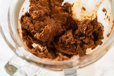 Karışık Çikolatalı Zencefilli Kurabiye Hamuru, kalın ve zengin, şekillendirmeye hazır. Hamur, derin çikolata ve sıcak baharatı bir araya getiriyor. Tatil pişirmek için mükemmel..