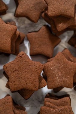 Güzelce istiflenmiş zencefilli kurabiyelerin zengin, baharatlı dokusunu ve mükemmel şeklini vurgulayan yakın plan görüntüsü..