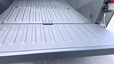 Denver, Colorado, ABD-5 Mayıs 2024 Tesla Siber Kamyonu 'nun yararını gösteren bu görüntü, geniş ve işlevsel tasarımını ön plana çıkaran ve banliyöde park etmiş araçları gösteriyor.