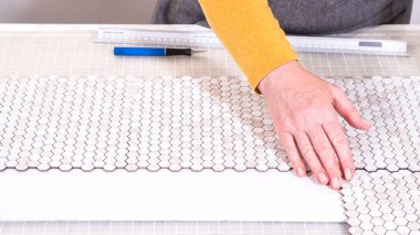 Kabuk soyma ve köpük tahtaya mozaik fayanslar yapıştırma sürecinde, yemek fotoğrafçılığı stüdyolarını estetik olarak geliştirmek için mükemmel..